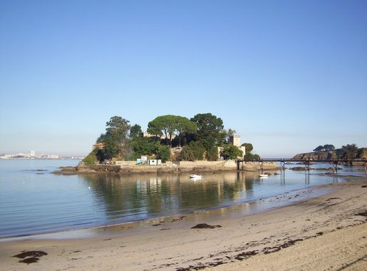 File:Praia de Portocovo e castelo de Santa Cruz.JPG - Wikimedia Commons