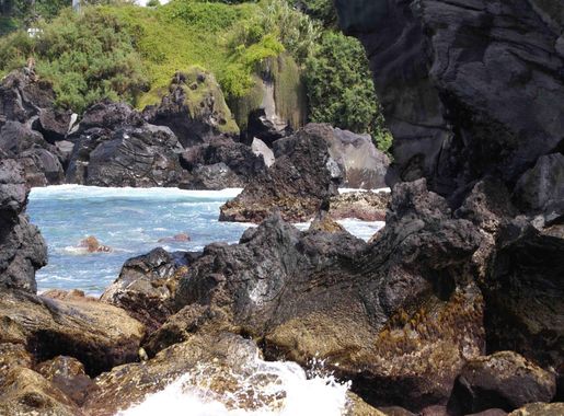 Ficheiro:Uma das enseadas que formam a Baía de Vila Maria, em dia de  tempestade, ilha Terceira, Açores, Portugal.JPG – Wikipédia, a enciclopédia  livre