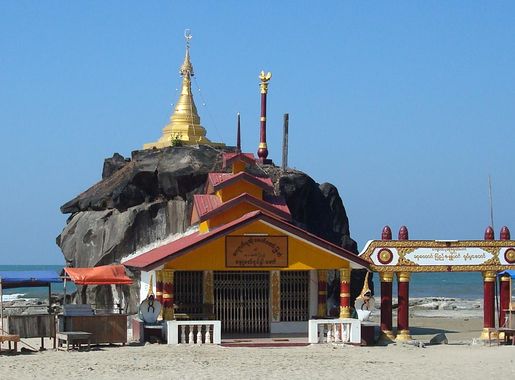 File:Pagoda at Chaung Tha Beach (cropped).JPG - Wikimedia Commons