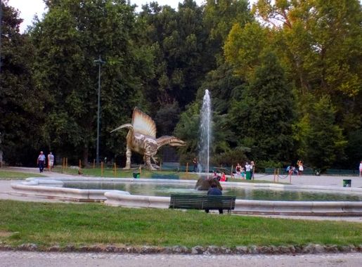 File:Fountain Giardini pubblici Indro Montanelli milano people  spinosaurus.JPG - Wikipedia