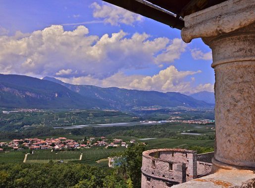 File:Veduta sulla valle di Non da una torre del Castel Thun.jpg - Wikimedia  Commons