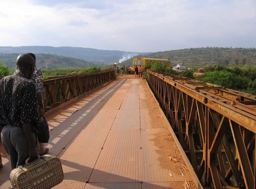 File:Pont metallique sur la riviere Nyabarongo.JPG - Wikimedia Commons