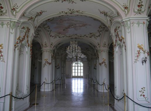 File:Fertöd Schloss Eszterházy Innen 21 Sala terrena.JPG - Wikimedia Commons