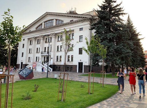 Файл:Theatre Mariupol east.jpg — Вікіпедія