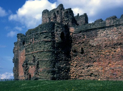 File:The curtain wall of Tantallon Castle, East Lothian, Scotland, 1972.jpg  - Wikimedia Commons