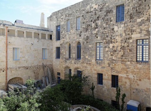 File:Malta - Birgu - Triq il-Mina l-Kbira - Inquisitor's Palace - Courtyard  07 ies.jpg - Wikimedia Commons
