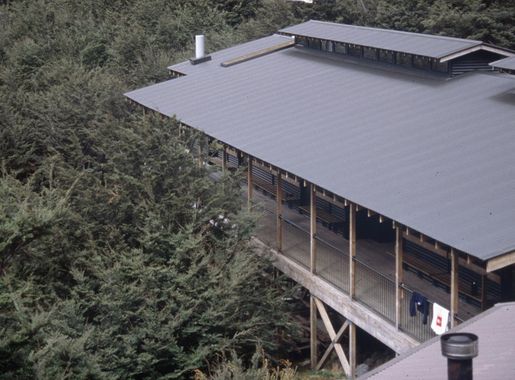 File:RouteburnFallsHut.jpg - Wikimedia Commons