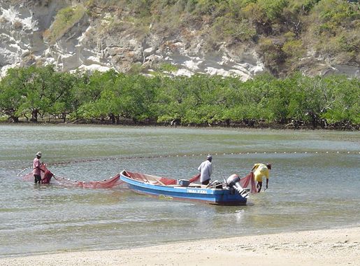 Fichier:Fishermen at Moya beach.jpg — Wikipédia