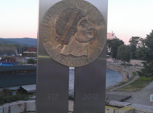 File:Constantine monument in Nis.jpg - Wikimedia Commons