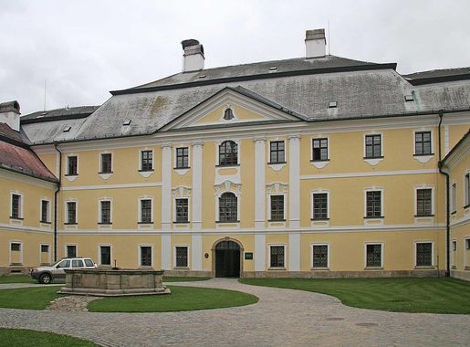 Soubor:Nádvoří zámku ve Žďáru nad Sázavou.jpg – Wikipedie