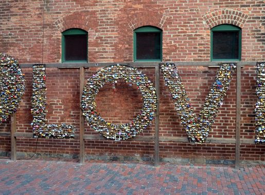 File:Love sign in Distillery District (23074972496).jpg - Wikimedia Commons