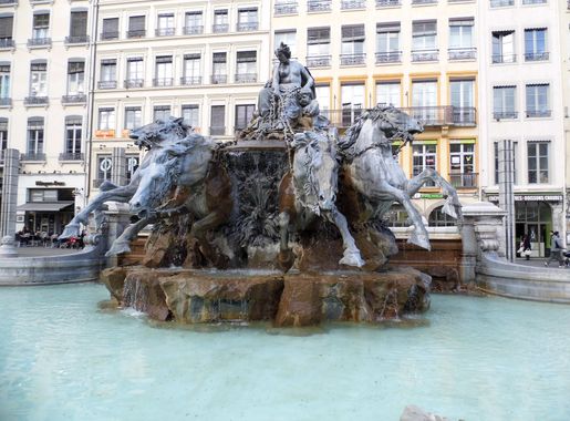 File:Fontaine place des Terreaux, Lyon.JPG - Wikimedia Commons