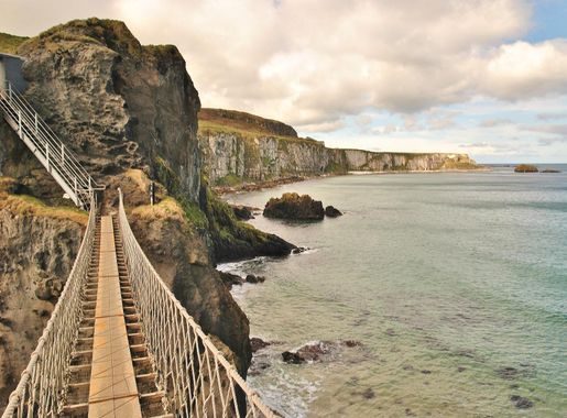 File:Carrick-a-Rede Rope Bridge, Antrim, Northern Ireland (7107411257)  (2).jpg - Wikimedia Commons
