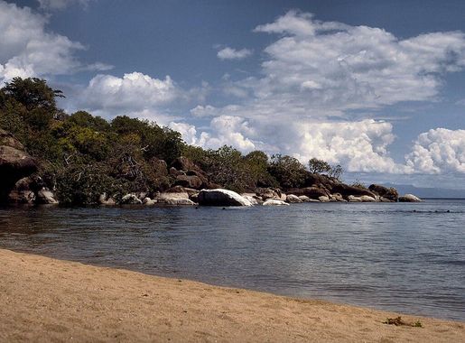 File:Otter Point, Cape Maclear (Malawi).jpg - Wikipedia