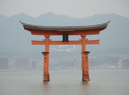 File:Floating Torii Gate Itsukushima Shrine (111096511).jpeg - Wikimedia  Commons