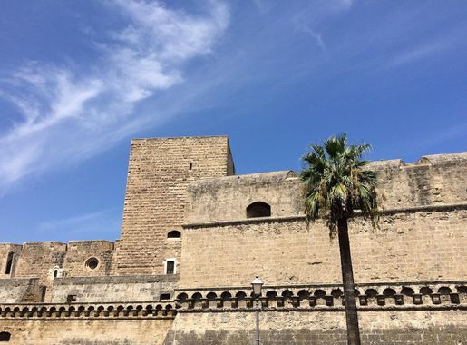 File:Castello normanno-svevo, Bari 01.jpg - Wikimedia Commons