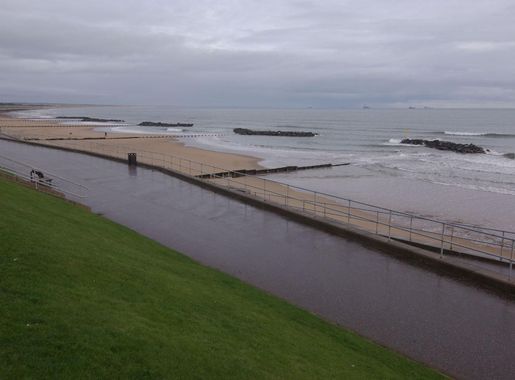 Файл:Aberdeen Beach - geograph.org.uk - 2151586.jpg — Википедия