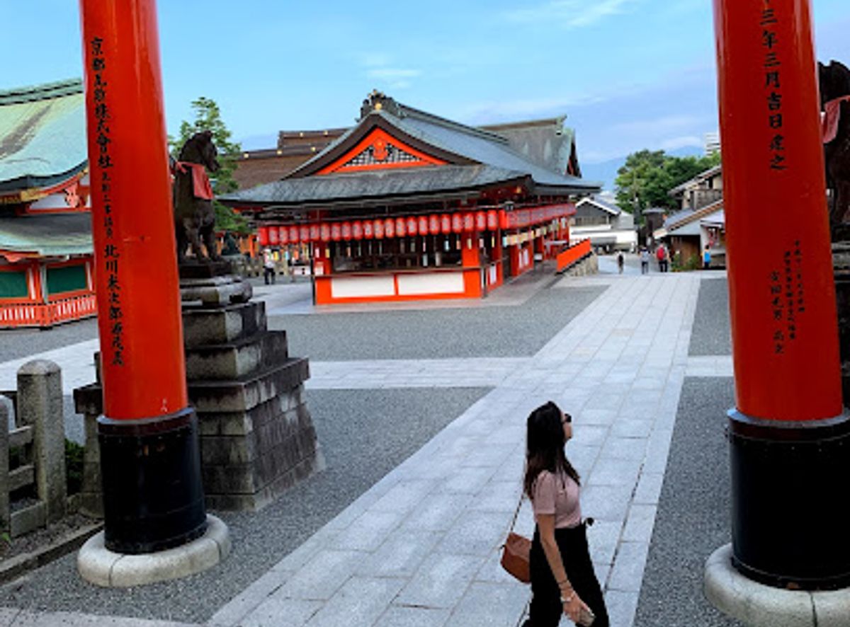 Yotsutsuji Intersection: A Scenic Vista at Fushimi Inari