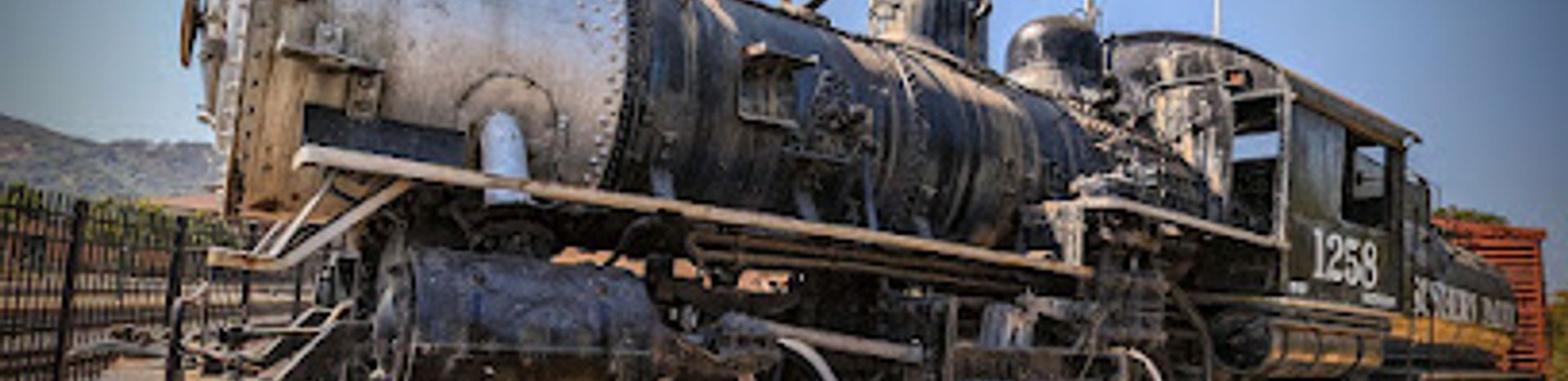 置物 THE  TRAIN AT SANDRINGHAM Discover the Southern Pacific 1258 Historical Locomotive: A