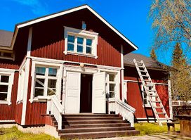 LAURI Handicrafts & Guesthouse