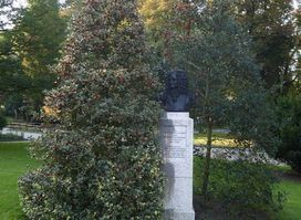 Monument to Marqués de Santa Cruz