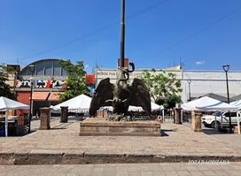 Monumento Del Aguila Y La Serpiente