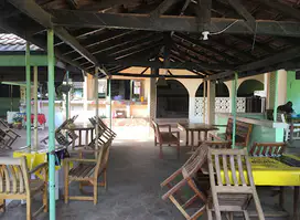 THE PALACE BAR & RESTAURANT