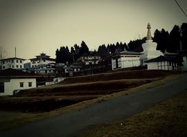 ཡོན་ཕུག་ལ་ཨྱོན་མདོ་བསྔགས་ཆོས་གླིང་། (Ogyen Doh-Ngag Chokhorling Dratshang)