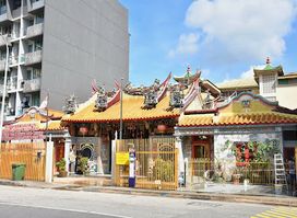 Leong San See Temple (龍山寺)
