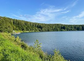 Pulvermaar mit Römerberg und Strohner Määrchen