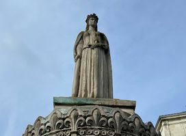 Marguerite d'Anjou Statue De Paul Belmondo