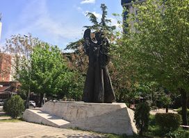 Statue “Arsimtarëve Elbasanas” Bashkia Elbasan 2009