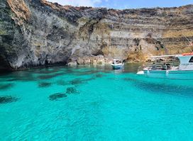 L-Għar ta’ Bla Saqaf/It-Tieqa/Taħt il-Ħnejja