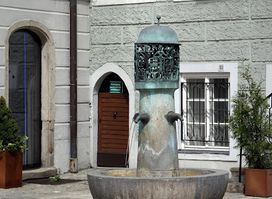 Brunnen vor dem Landhaus