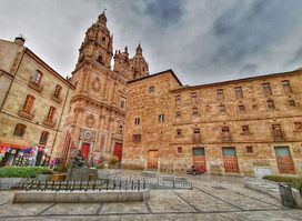 Monumento al Maestro Salinas