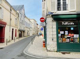 A 2 Pas du Marché