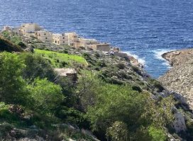 Lookout with parking and picnic tables