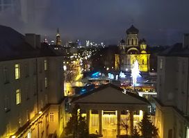 Ślady odłamków pocisku artyleryjskiego