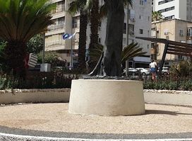 Ha-Atsma'ut Kofer ha-Yishuv Square
