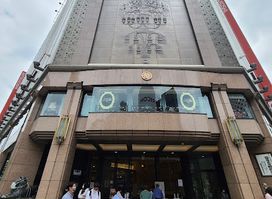 Mitsukoshi Lion Sculpture