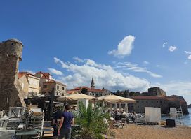 Budva, Trg pjesnika (Platz der Dichter)
