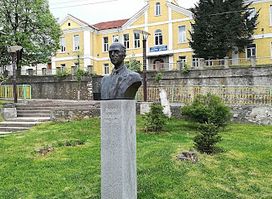 Паметник на Васил Гаджуров
