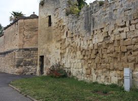 Vestiges du mur de l'abbaye aux Hommes,