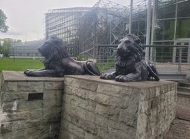 Fryderyk Chopin przy pianinie wykonany z kwiatów