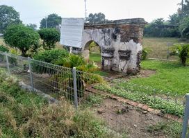 Gedong Ijo , Ruïnes van de Stadsmuur Poort van Bantam