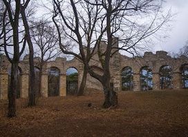 Amphitheater - künstliche Ruine im Landschaftspark rund um die Burg Liechtenstein