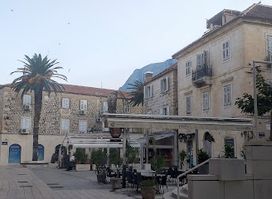 Trg Tina Ujevića