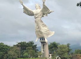 Yesus Memberkati Statue