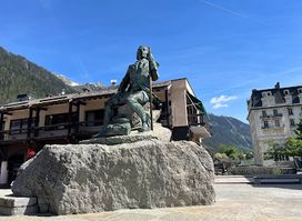 Statue of Balmat and Saussure