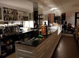 The Queen's Place - English House